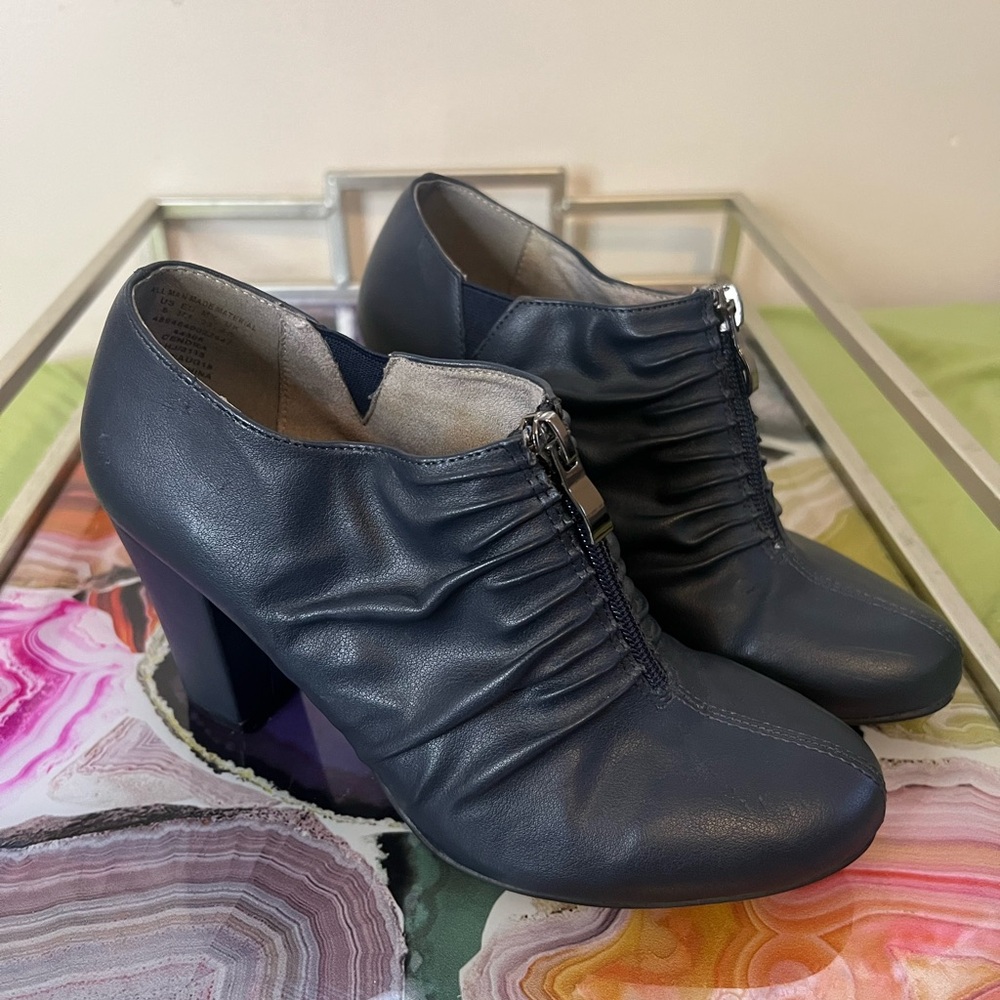 ❤️$4 flash sale 🚨

 dark blue Leather Women's Heels